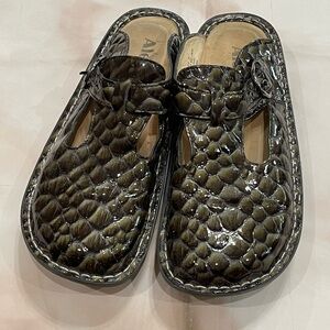 Alegria size 38 reptile snakeskin print on patent leather